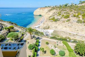 een luchtzicht op een strand en de oceaan bij Apartment Colina Sol in Carvoeiro