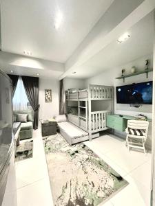 Zimmer mit 2 Etagenbetten und einem Sofa in der Unterkunft Luxury Studio House 589-3 in Madinat as-Sadis min Uktubar