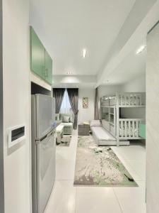 Luxury Studio House 589-3 في السادس من أكتوبر: مطبخ مع ثلاجة وغرفة معيشة