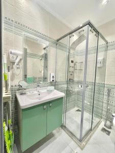 La salle de bains est pourvue d'un lavabo et d'une douche. dans l'établissement Studio House 589-3, à Ville du 6 Octobre