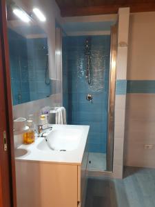 W łazience znajduje się umywalka i prysznic. w obiekcie SWEET HOME LA CHICCA w mieście Ischia