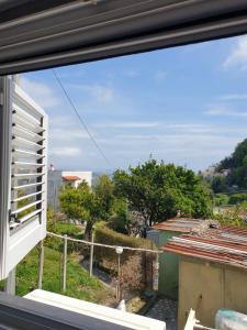 okno z widokiem na miasto w obiekcie SWEET HOME LA CHICCA w mieście Ischia