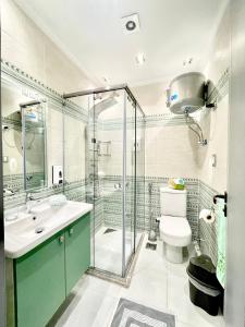 y baño con ducha, aseo y lavamanos. en Luxury Studio House 589-3, en Seis de Octubre