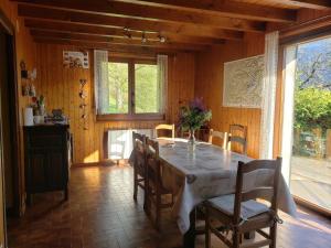 uma sala de jantar com uma mesa e algumas cadeiras em Chalet Samoëns, 5 pièces, 8 personnes - FR-1-629-103 em Samoëns