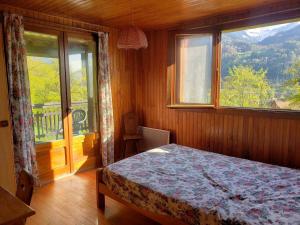 a bedroom with a bed and a large window at Chalet Samoëns, 5 pièces, 8 personnes - FR-1-629-103 in Samoëns