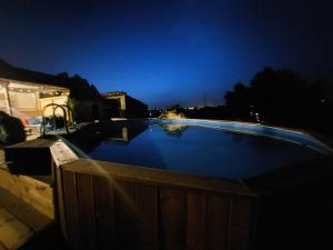 una piscina en un patio trasero por la noche en Quinta da Choupana en Tomar