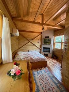 Postel nebo postele na pokoji v ubytování Trinitys Forest Bungalows + 90 fotografií