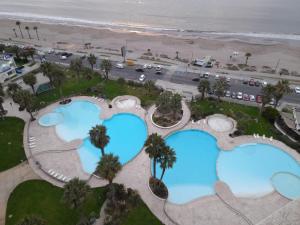 - une vue de tête sur les 3 piscines de la plage dans l'établissement Espectacular departamento de Lujo, al frente del mar, à Coquimbo