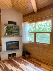 TV a/nebo společenská místnost v ubytování Trinitys Forest Bungalows