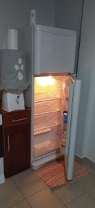 einem leeren Kühlschrank mit offener Tür in der Küche in der Unterkunft Miguel Departamentos 1 in Puerto Iguazú
