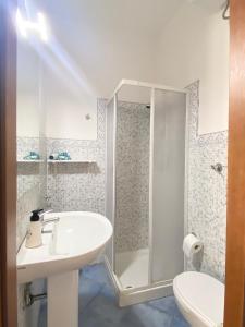 bagno con doccia, lavandino e servizi igienici di Rosa Dei Venti Marettimo a Marettimo