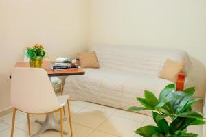 sala de estar con sofá blanco y mesa en Porta delle Botteghelle, en Trapani
