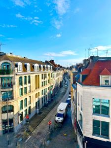 einen Blick über eine Stadtstraße mit Gebäuden in der Unterkunft My Little Home - Le Vieux Lille de Danel in Lille