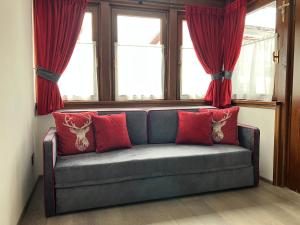 A seating area at Dolomites Holiday Home