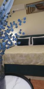 een kamer met twee bedden met blauwe bloemen aan de muur bij Fotinos Houses in Oia
