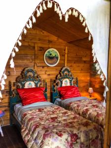 2 camas en una habitación con paredes de madera en casa India, en Alicante