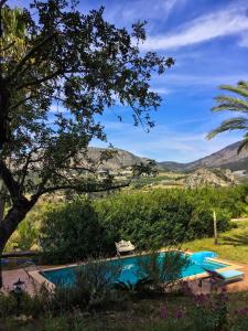 una piscina con vistas a las montañas en casa India, en Alicante