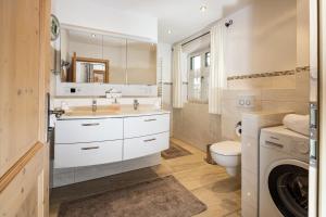 ein Bad mit einem Waschbecken und einem WC in der Unterkunft Ferienwohnungen Reich in Schönau am Königssee