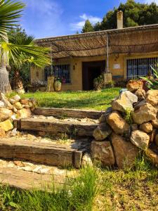 een huis met een berg stenen ervoor bij casa India in Alicante