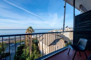 a balcony with a chair and a view of the ocean at Real Park Hotel in Cavi di Lavagna
