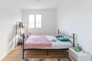 1 dormitorio con 1 cama en una habitación blanca en Superbe T4 en Corse, en Folelli