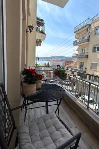 uma mesa e cadeiras numa varanda com vista em Evenos em Kavala