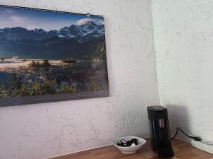 a picture hanging on a wall next to a bowl of scissors at FeWo Michistrasse in Forchheim