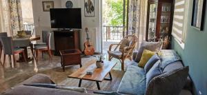 uma sala de estar com um sofá e uma mesa em Blossom Apartment Kos em Ampavris