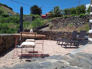 twee stoelen en een tafel en een tafel en twee stoelen bij Casa Ben Abora in Las Rosas