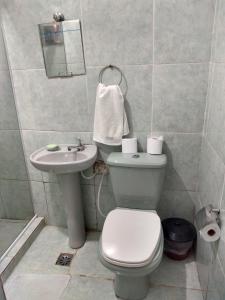 a bathroom with a toilet and a sink at Recanto do Parque in Campo Grande