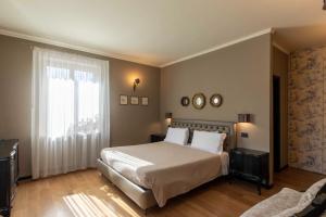 A bed or beds in a room at Relais Villa Borghetto Még 37 kép