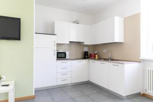 Kitchen o kitchenette sa AB&C Arco Bed And Camping