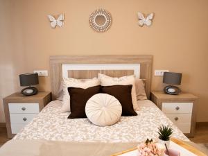 um quarto com uma cama com borboletas na parede em Precioso apartamento en el centro de Aviles em Avilés