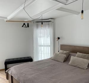 een slaapkamer met een groot bed en een raam bij Round house in Sigulda