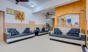a waiting room with black leather seats and a mirror at Itsy By Treebo - Satya Shree in Katra