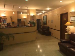 - une salle d'attente avec des canapés et des chaises dans le hall dans l'établissement Hôtel Vesuvio, à Lourdes