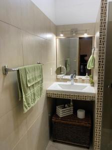 uma casa de banho com um lavatório e um espelho em “Nelly’s House” Excelente Ubicación y Confort em Carmelo