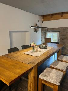 a dining room with a wooden table and chairs at Ferienwohnung am Wald-und Wiesenkorb in Kell