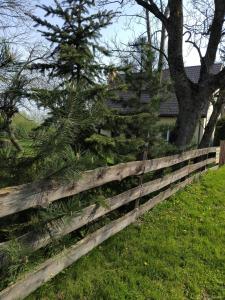 a wooden fence in front of a house at Siedlisko Kapice in Grajewo