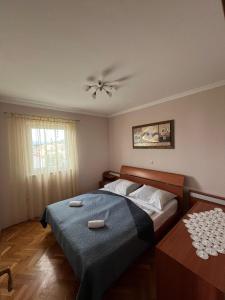 Ένα ή περισσότερα κρεβάτια σε δωμάτιο στο Apartman KING