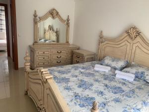 um quarto com uma cama com uma cómoda e um espelho em Paralia Elena em Paralia Katerinis