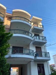 um edifício com varandas ao lado em Paralia Elena em Paralia Katerinis