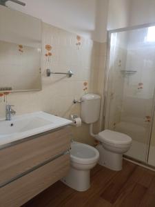ein Bad mit einem WC, einem Waschbecken und einer Dusche in der Unterkunft EderaHouse in Cerano d'Intelvi