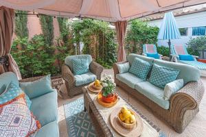 een patio met 2 banken en een tafel met fruit erop bij Luxury 2 Bedroom Self Catering Apartment in Pinoso