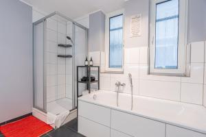 Koupelna v ubytování Golden Design Apartment, Zentral, Familie und Business, 1000 Mbit + 34 fotografií