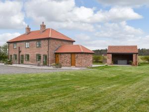 an old brick house with a large grass field at Cowslip - Uk13138 in Barnby Moor