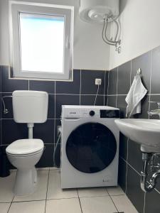 ein Badezimmer mit Waschmaschine und Waschbecken in der Unterkunft MaMio in Šibenik + 24 Fotos