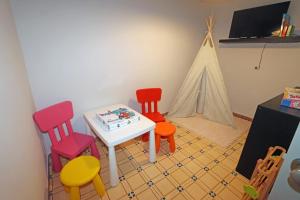 ein Spielzeugzimmer mit bunten Stühlen und einem Tisch in der Unterkunft La Cerona N°1 in Colunga