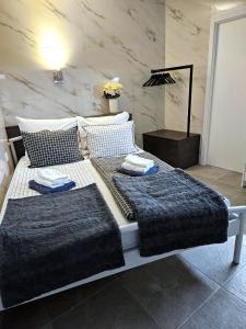 ein Schlafzimmer mit einem Bett mit zwei Kissen darauf in der Unterkunft Studio Carmen in Piran