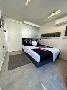 sypialnia z łóżkiem z czarno-białą kołdrą w obiekcie Deluxe Room 33 w Bledzie